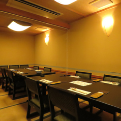 【桧】2階・お座敷の完全個室。2F/3Fはお部屋代として1000円(税込)×人数分頂いております(アラカルトでのご注文の場合)。注)チャージ代とは別になります