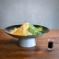 当店自慢のスイーツ「かき氷麗（うらら）」は、ふわふわ新食感のかき氷。氷を削るのではなく、ミルクベースを瞬間的に凍らせ糸状に削り出した糸のような氷です！和パフェセット、炙りチーズケーキセットなどのセットもおすすめ。