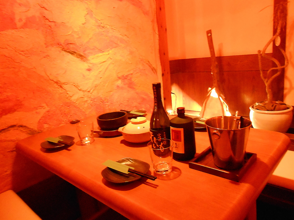 テーブル以外にも掘りごたつもございます。ゆったりくつろげるお席は人気の為、早めにご予約を。