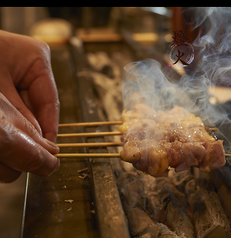 技と心をこめた焼き鳥 こだわりの酒器で飲む一杯