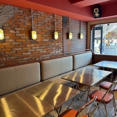 ゆったりと寛げるテーブル席です。女子会やデートなど幅広いシーンにもご利用いただけます。大人数のでのご利用もご相談ください。