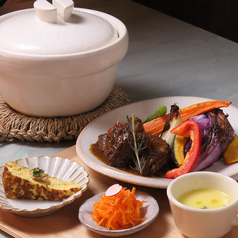 A．牛スネ肉の赤ワイン煮込み