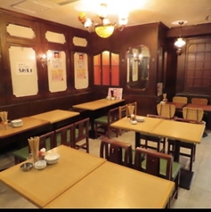 昭和の趣が漂うテーブル席で、ゆったりとした時間を楽しめます。