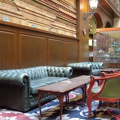 ゆったりとしたソファー席で非日常を味わうのもおすすめ