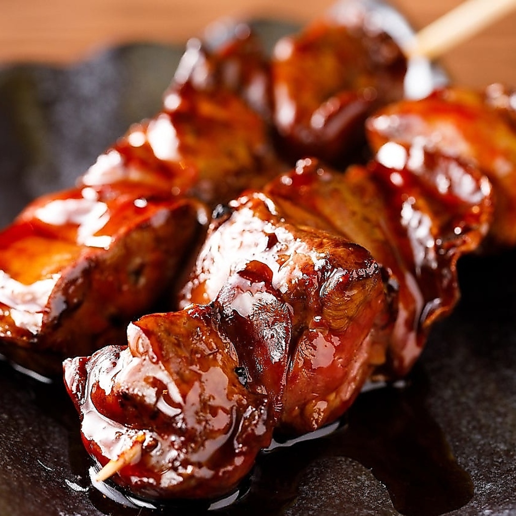 一本ずつ丁寧に焼き上げる串焼きは絶品です。特製のタレが絡むレバーは、お酒との相性も抜群の一品◎