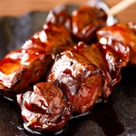 一本ずつ丁寧に焼き上げる串焼きは絶品です。特製のタレが絡むレバーは、お酒との相性も抜群の一品◎