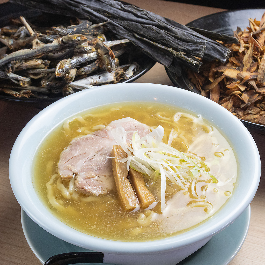 深いコクが評判を呼ぶ自慢の醤油らーめん。喉越し抜群で、特製麺がスープと絡み合う至高の一杯です。