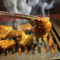 厳選したホルモンに特製のタレを揉み込んだ当店の名物！