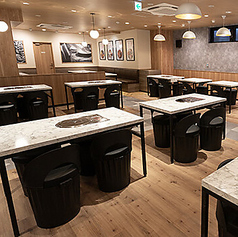 店内は、韓国本場で家族みんながテーブルを囲む温かい雰囲気をそのまま再現したテーブル席を全84席完備しています。ご家族連れや女子会、各種ご宴会など、幅広いシーンでご利用いただけます。賑やかな空間で、ご一緒の方とワイワイ会話を楽しみながら、本場の味をご堪能ください。