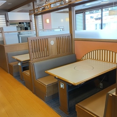 広々とした店内落ち着いたテーブル席です。人数に応じてお席をご用意いたします。※店舗により部屋の配置・席数が異なる場合がございます