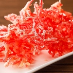 サクサクの食感と程よい酸味が癖になる紅しょうがの天ぷら。おつまみとして大人気のメニューです◎