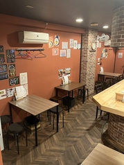当店には2名様掛けのテーブル席を1卓ご用意しております。美味しい韓国料理と共にサクッとドリンクを楽しみたい時など、ふらっと気軽にお立ち寄りいただけます。おひとり様でのご利用はもちろん、カップルでのデートでのご利用にも大変おすすめです！落ち着いた空間で、お好みの料理とお酒をゆっくりとお楽しみください。