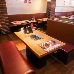 【焼肉を囲んで笑顔が広がる♪】清潔感のあるテーブル席◎友人や家族と一緒に、気軽に焼肉を楽しめる空間をご提供しております！快適なテーブル席が揃っているので、どんなシーンでも安心してご利用ください♪