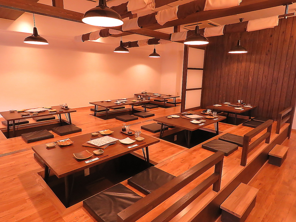 幅広い年代のお客様にくつろいでいただける掘りごたつ席。お一人様におすすめのカウンター席もあり！