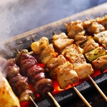 岐阜駅徒歩1分で焼き鳥と寿司食べ放題を個室で楽しむ和の隠れ家居酒屋。