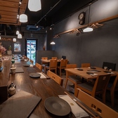 落ち着いた店内は、都会の喧騒を忘れさせてくれる大人の隠れ家のような空間です♪温かみのある照明が心地よく、デートや接待、大切な方との語らいの場にもぴったり◎ゆったりとした時間が流れる居心地の良い雰囲気の中で、日常を忘れて極上のひとときをお過ごしいただけます。