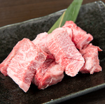 厚みのある肉の旨みと脂の甘みが凝縮されたサイコロカルビは、焼くことで香ばしくジューシーな味わい