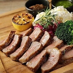 4大会連続・内閣総理大臣賞を受賞した『宮崎牛』そのサーロインが持つ繊細なサシと豊かな香りを一皿に。