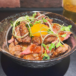 【数量限定】牛タン、牛すじ、ローストビーフ、ローストポークを盛り合わせた特製肉盛り丼です。