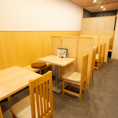 2名掛け～4名掛けのテーブル席も完備
