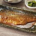 【「湊や磯吉食堂」メニュー】こだわりの焼き魚・煮魚が堪能できるメニューが勢揃い。「さばの味噌煮」や「一夜干し」を楽しめる贅沢なラインナップです。