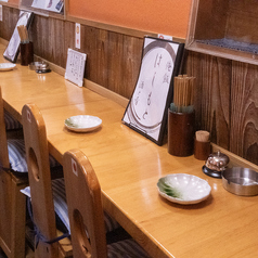 【カウンター席】洗練された店内は、木や竹を用いた和の内装。広々としたカウンター席で自慢の料理と共にしっとりお酒を嗜む贅沢なお時間をお楽しみ頂けます♪ ※2名様でのご予約の場合、カウンター席にご案内する場合がございます。ご了承下さい。