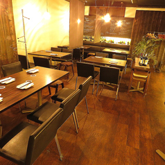 【全席喫煙OK!】4~6名様用テーブル席。飲み会や会社のちょっとした打ち上げにもオススメ!1つのテーブルを囲んで会話が弾むこと間違いなし◎是非、当店自慢のお料理とお酒をご堪能ください♪