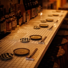 店舗入り口付近のタイル調カウンターはひと味違ったカジュアルな雰囲気◎