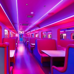 特急列車のように、向かい合わせのボックスシートが並ぶ2号車。列車の旅のような気分を盛り上げてくれる「エクスプレスシート」です。※３名様以上でご利用の場合、お席が手狭になる可能性がございます。