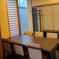 ご家族・お仲間の集まりなどのシーンに合わせてお使いいただけます。※店舗により部屋の配置・席数が異なる場合がございます