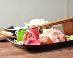 お持ち帰りOK！朝一仕入れの新鮮なお刺身はいかがですかの写真