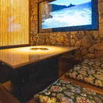 『木』のぬくもり溢れる落ち着いた雰囲気となっております。ゆっくりおくつろぎいただけるテーブル席