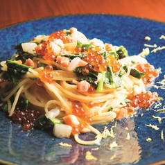 秋鮭とドライトマト、いくらのアーリオオーリオ スパゲッティの写真