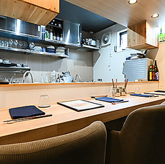 調理風景が観賞できるカウンター席や、片側ソファのテーブル席を完備。普段使いからデート・各種お祝いなど幅広いシーンに対応いたします！友人との楽しいひとときを演出するための特別なセレクションが魅力的だ♪心ゆくまでお酒を楽しむことができます。