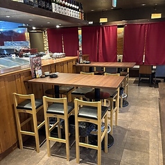 3名様向けの丸テーブル。話しやすいテーブルは仲間内での飲み会や女子会などに最適です！