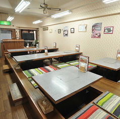 ゆったりと座れる四人掛けの掘りテーブル