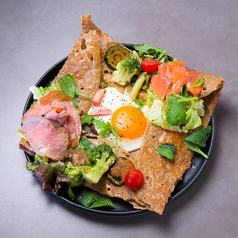サラダガレットハーフ＆ハーフ（チーズ、半熟卵、サラダ、焼き野菜、ローストビーフ、スモークサーモン）