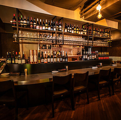 キッチンを望むカウンター席はデートに最適。調理のライブ感と共にお酒を嗜む大人の時間をお楽しみ頂けます。