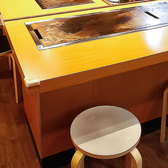 カウンター席は10席、ご用意しており、目の前で焼きあがるお好み焼きを楽しんでいただくことができます！ソースの香りがよりいっそう、おいしいさを増幅させます！ぜひ、ご来店をお待ちしております！