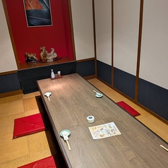 【12名様 掘りごたつ個室】中規模の会社宴会や打ち上げ、親族のお集まりに最適。ゆとりある空間で、まとまりのある宴席を演出できます。周囲を気にせず楽しめるため、幹事様にも安心の個室空間です。