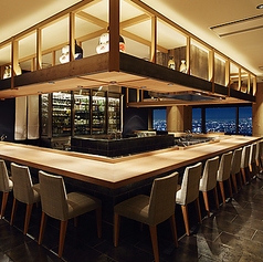 「NYにあるようなおでん屋」を内装テーマにしたお店。料理人の手仕事を感じられるカウンター席となっております。