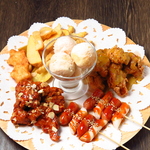 フライドチキン２種、ポテトフライ、チーズボール、ソトクソトクを盛り合わせたモッパンプレート！