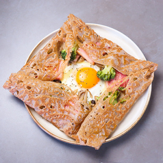 コンプレット ・ミックスキノコ（チーズ、半熟卵、ベーコン、ガーリックソテーキノコ）