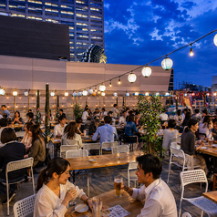 新宿の夜景を間近に感じられるテラス席は、デートや少人数飲みに人気。夜風を感じながら乾杯できる開放的な雰囲気が、都会のBBQ時間をより特別なものにしてくれます。