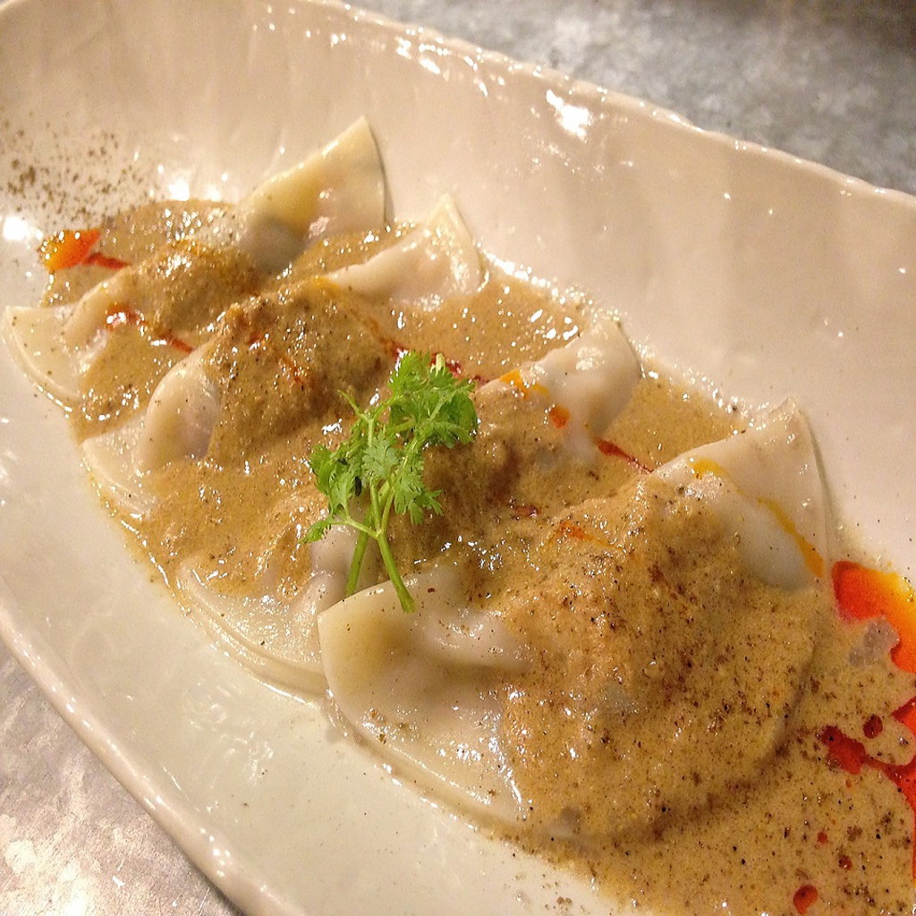 名物！自家製ラー油で食べてみて♪ピリリとしびれる四川花山椒★担担水餃子