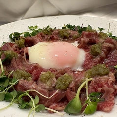 あか牛炙りユッケ