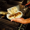 豚バラ肉をじっくり熟成させた旨味の詰まった餃子を店内で焼き上げます！アツアツの餃子をお楽しみください！