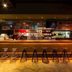 お一人様から2名様で来店いただいた方におすすめのカウンター席となっています！店内は暗くシックな雰囲気となっており、大人のひと時をお過ごしいただける空間をご提供致します。一人でしっぽり飲みたい時や、デートや二次会利用におすすめとなっています！