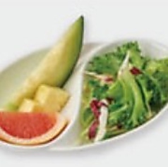 ★のお料理にはサラダとフルーツが付きます。