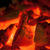 【土佐の備長炭】土佐の備長炭は他の煙りが少なく遠赤外線効果で、素材の旨味を引き出し、食材本来の旨味を堪能していただけます。